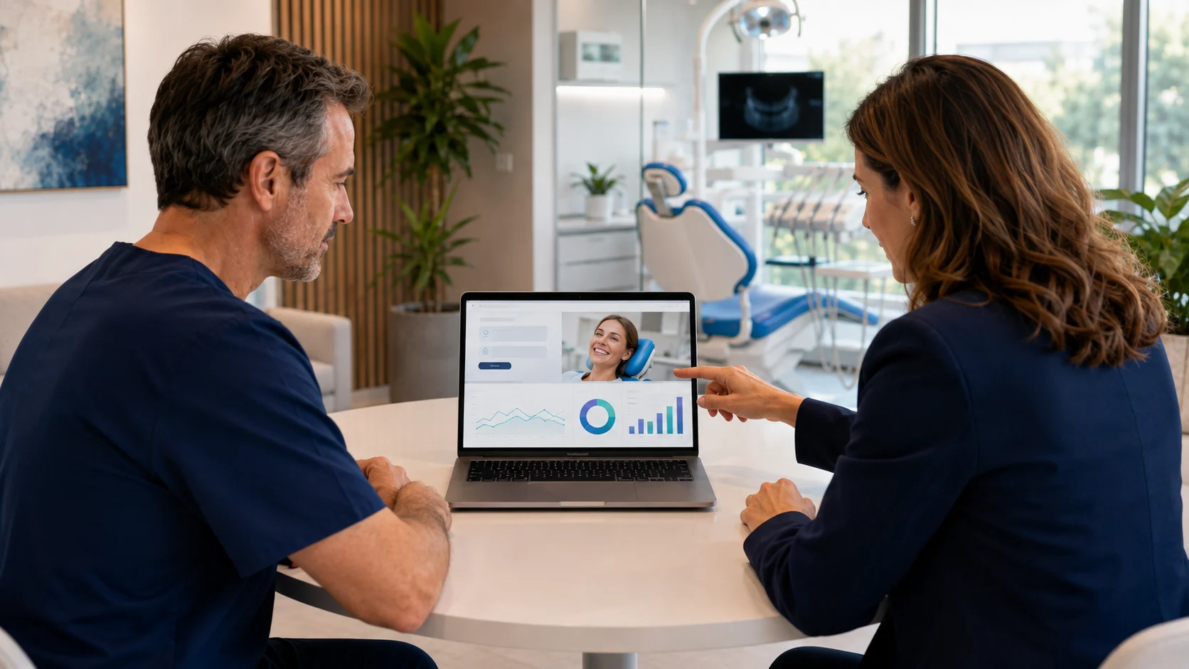 Dentista y responsable de clínica revisando una página web y sus resultados SEO